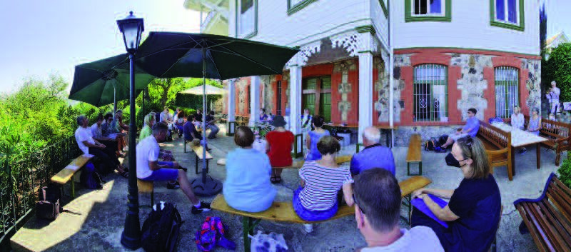Gastronomie Außenterasse mit Gästen