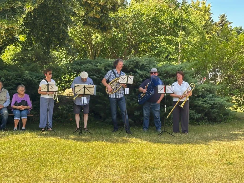 Bläsergruppe im Garten bei einer Veranstaltung