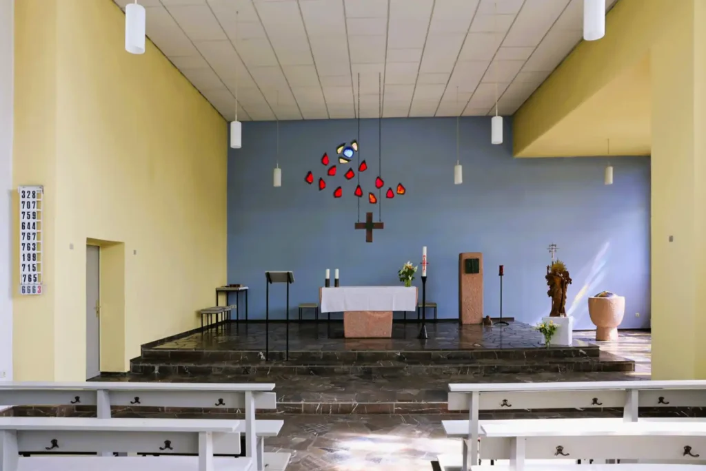Innenansicht Richtung Altar der Filialkirche in Kirchhain