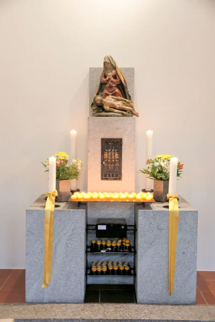 Altar der Mater Dolorosa-mit brennenden Kerzen