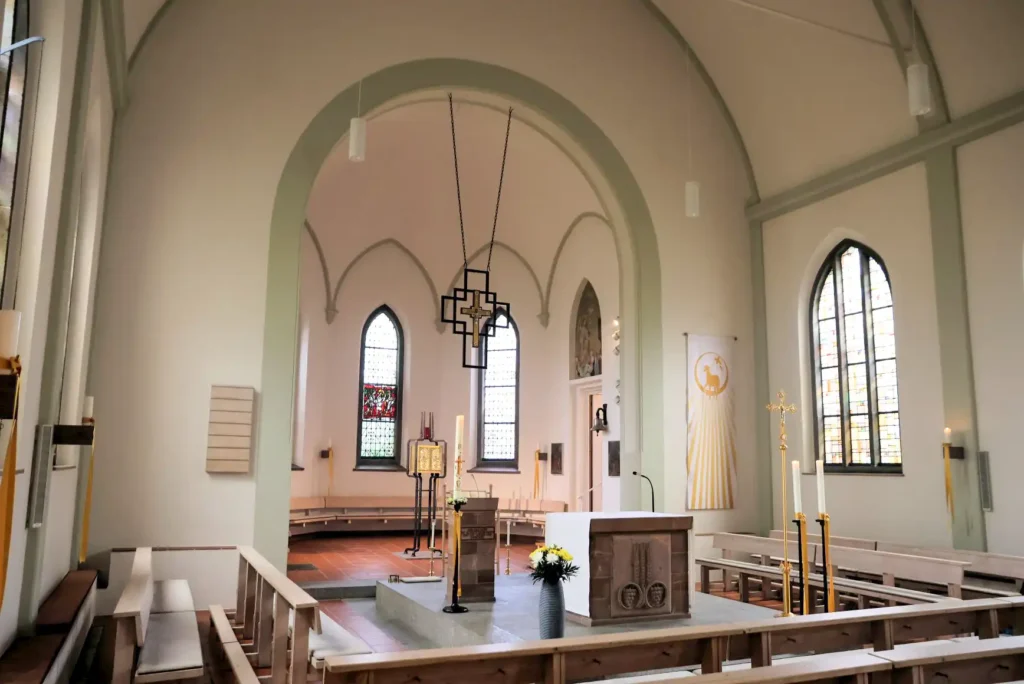 Apsis der Pfarrkirche mit mittig hängendem Kreuz