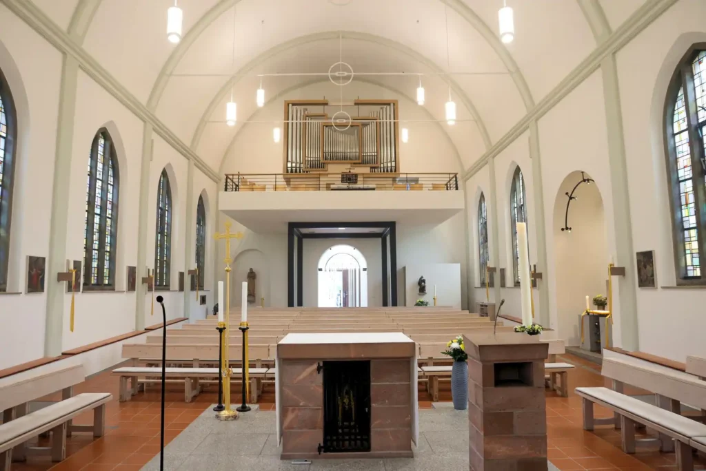 Der Innenraum und die Orgelempore der Pfarrkirche vom Altar aus gesehen
