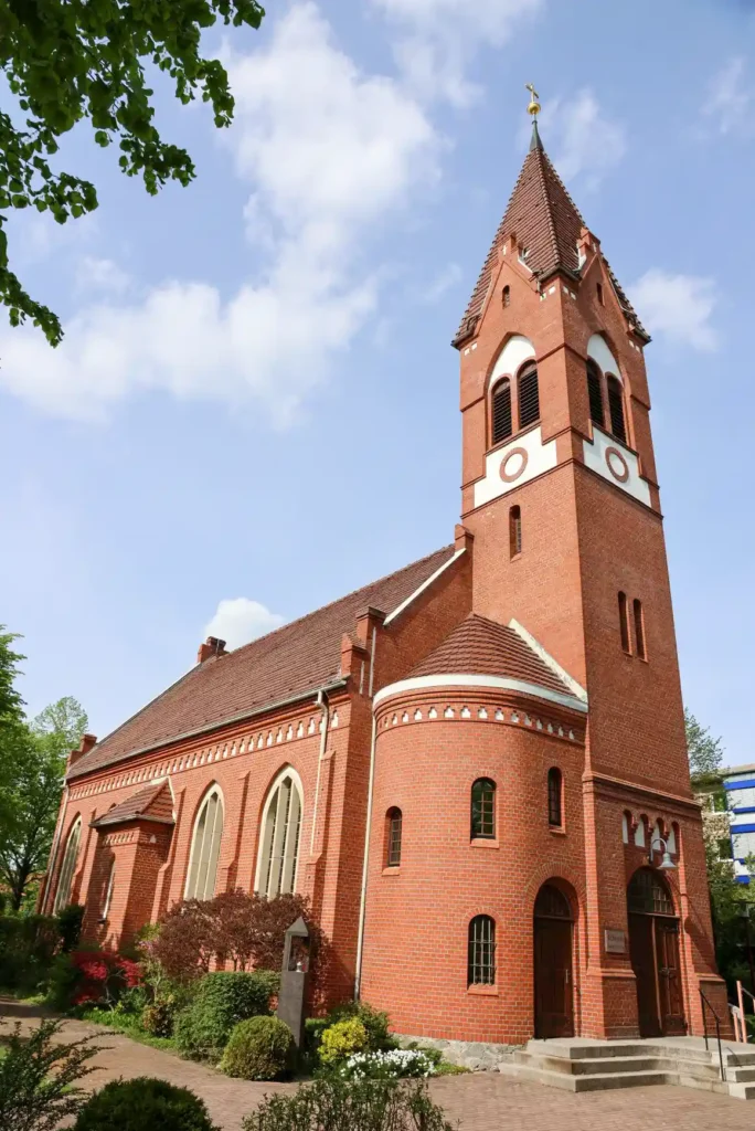 Pfarrkirche Santa Maria Mater Dolorosa von Südwestens gesehen unter blauen Himmel